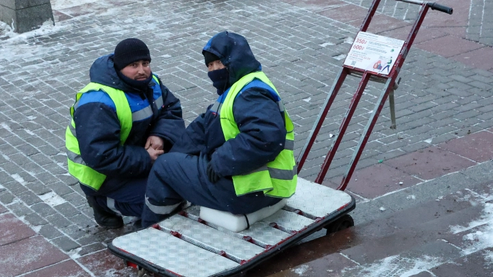 Больше мигрантов в курьеры: Свердловский чиновник предложил застолбить за приезжими неинтересные рабочие места