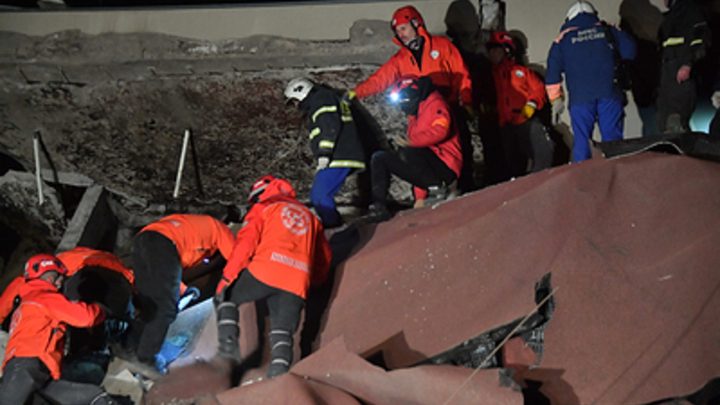 Семь человек спасли из-под завалов рухнувшего четырёхэтажного дома в Турции