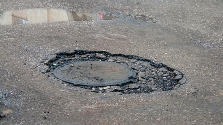 В люке в центре Краснодара обнаружили два трупа