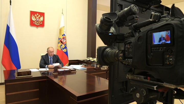 Кто больше всех волновался на совещании у Путина: Источники гадают по графинам