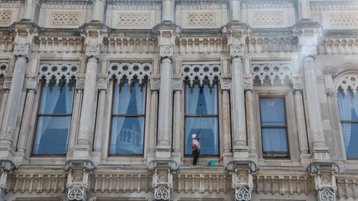 Во время переговоров России и Украина на территорию дворца Чираган в Турции заехал джип с мигалкой