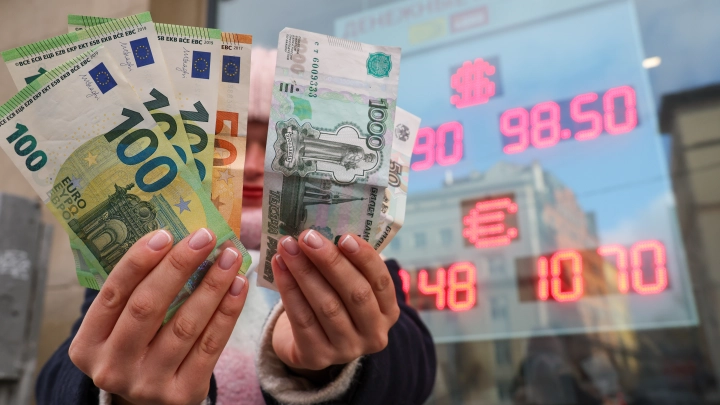 Люди бросились скупать токсичную валюту: Силуанову не верят. В России ждут управляемого обвала