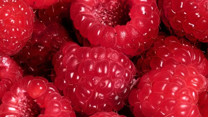 Малина и клубника вошли в список опасных продуктов: как защититься