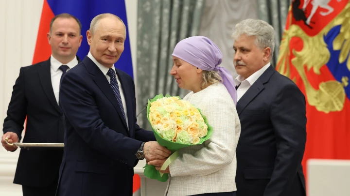 Владимир Путин вручил орден Родительская слава семье врача из Новосибирска