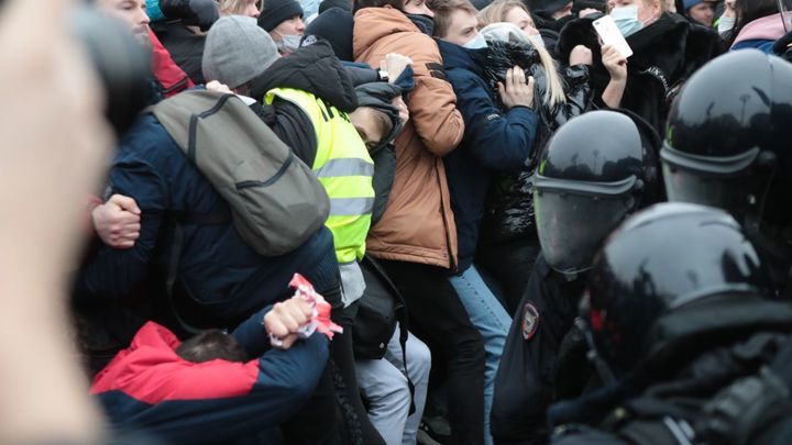 Суд отказал экс-майору полиции из Курска в восстановлении после видео про Навального