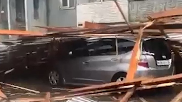 Вырванные с корнем деревья и оборванные провода: последствия урагана в Чите