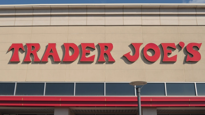 Зумеры и миллениалы сделали сумки Trader Joe’s модным трендом