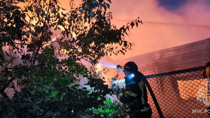 Пожарные сняли видео, как в Челябинске сгорел дом