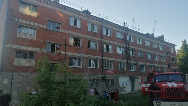В Павлове пожарные спасли 27 человек при возгорании в многоквартирном доме