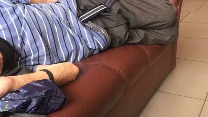 В Кузбассе немощный пациент уснул на больничном диване в ожидании приёма врача