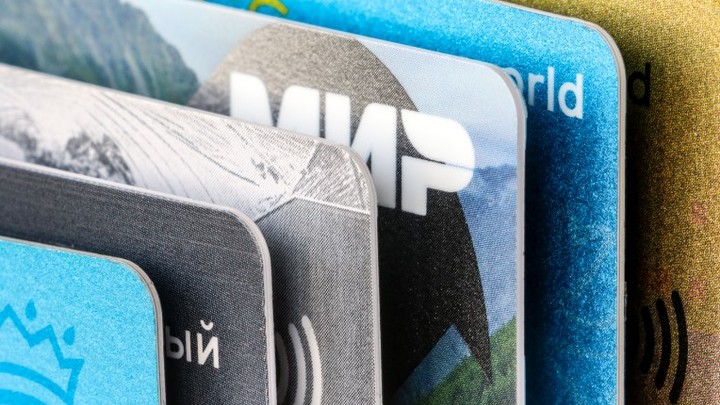 Сервис для стеснительных: Зачем нужны безымянные банковские карты