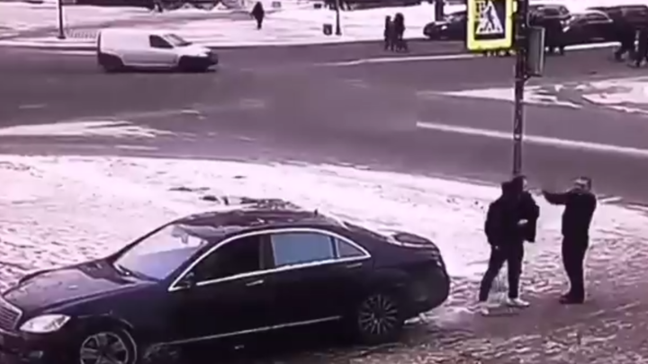 Наглость надо наказывать: петербуржцы осудили водителя на черном «мерсе», избившего пешехода