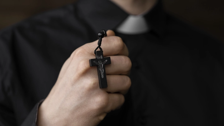 Таинственный крест на лбу госсека США. Видели все. Почему такой же носил Байден?