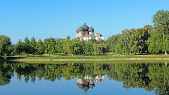 В Москве храм подвергся нападению мужчины в платье и с ножами