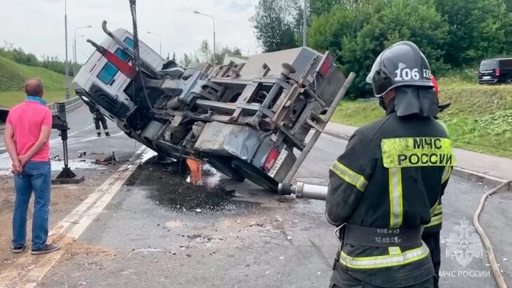 Появилось видео с опрокинувшимся в Москве грузовиком с топливом