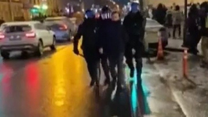 В Петербурге полиция изучит видео удара ногой в живот женщине во время незаконного митинга