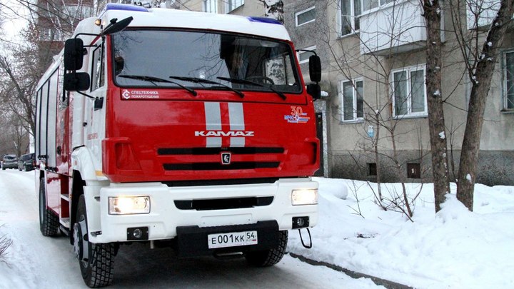 Автомобиль с пожарными перевернулся по пути на вызов в Новосибирской области