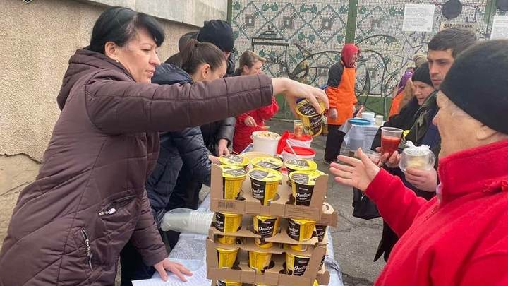 Владелец ресторана в Херсоне устроил благотворительную раздачу еды