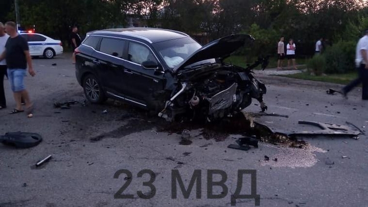 В Новопокровском районе водитель Geely протаранила BMW на перекрёстке, трое погибли