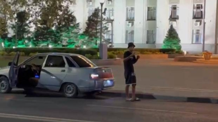 В Краснодаре задержали водителя за танцы с громкой музыкой из машины у здания администрации края