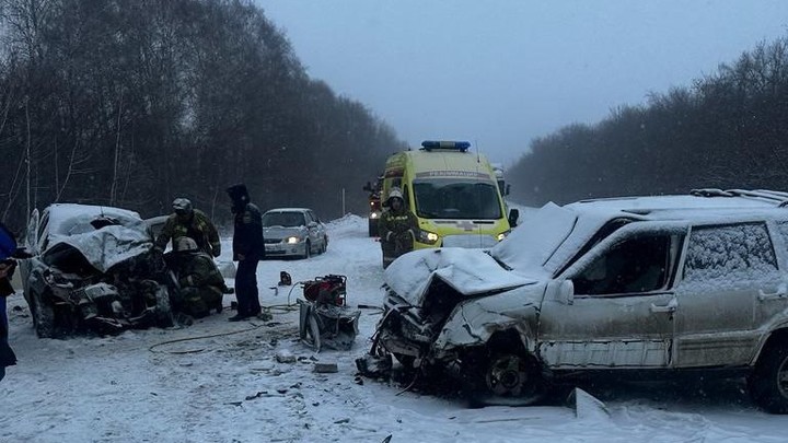 Двое погибли, трое ранены: в Самарской области лоб в лоб столкнулись два авто