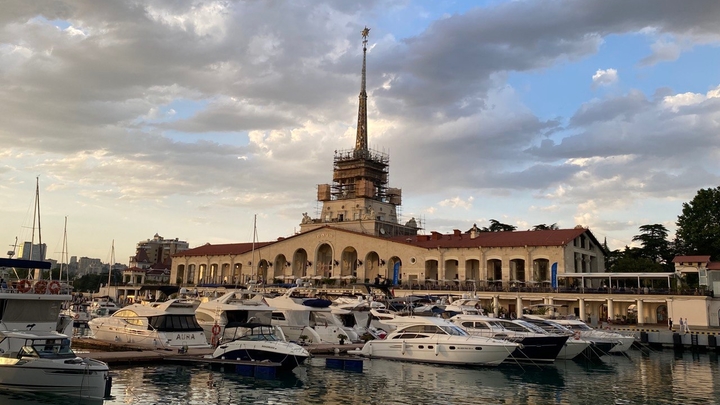 В морском порту Сочи взорвалась яхта с людьми на борту