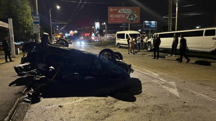 В Краснодаре Приора влетела в лимузин и опрокинулась на крышу