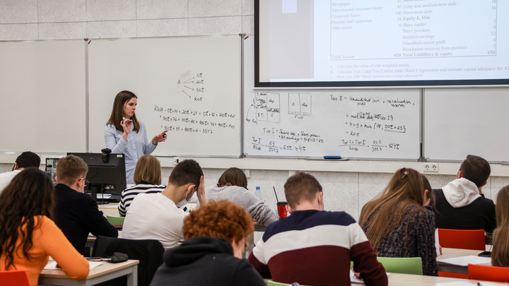 Выбирай отечественное: минпросвещения рекомендовало учителям перейти на российский мессенджер