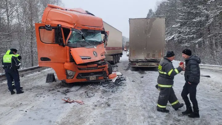 Серьёзное ДТП парализовало движение на трассе М-5 Урал