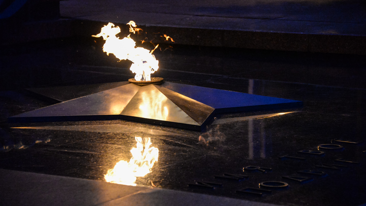 Трое мужчин осквернили и сожгли венок на Вечном огне в Клину