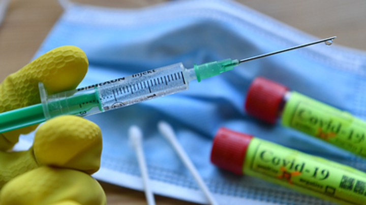 Израильский иммунолог сделал предупреждение о вакцине от COVID-19: Есть риск