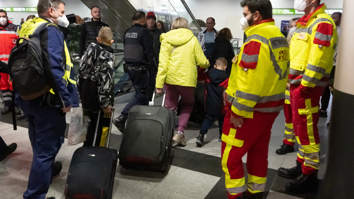 Беременные, дети и старики в заточении: Из аэропорта Кишинёва не выпускают тех, кто прилетел из России