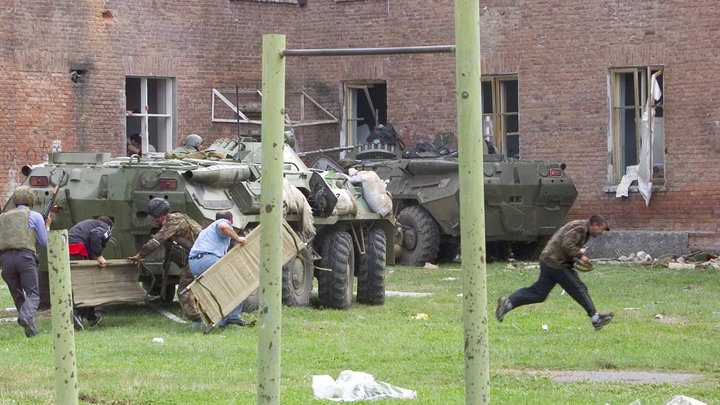 СК устанавливает личности пятерых боевиков, участвующих в захвате школы в Беслане