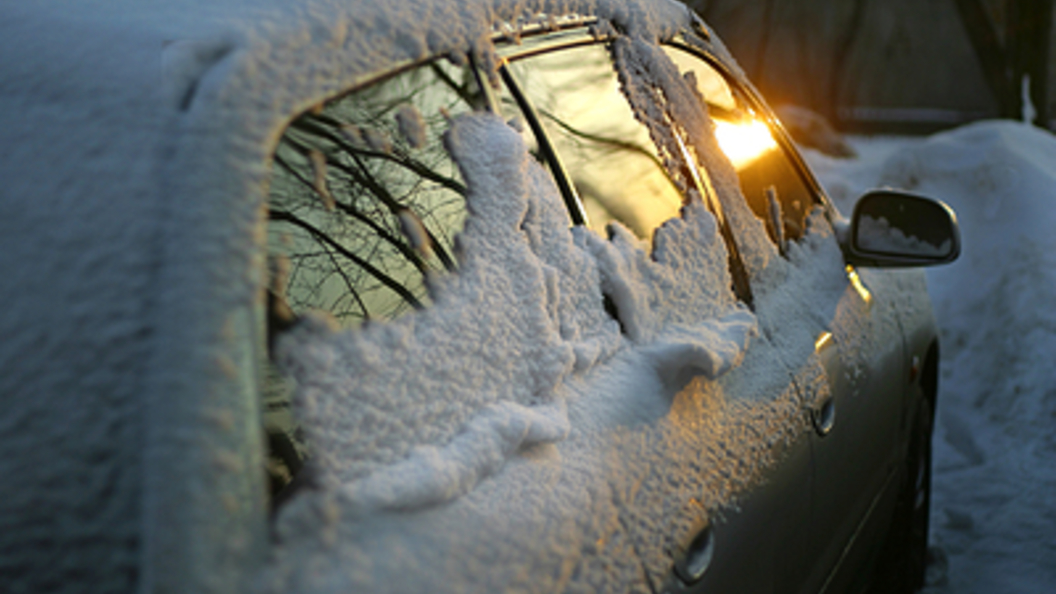 Что делать, если на машину упала сосулька или снег с крыши: советы автоюриста