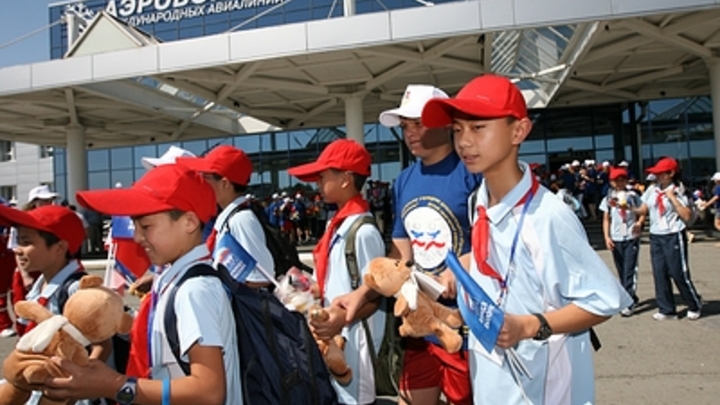 С потолка нового терминала аэропорта Толмачёво потекла вода