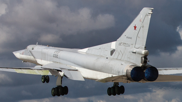 Чё, реально, самолёт падает?! Крушение Ту-22М3 в Иркутской области. Местные сразу отблагодарили экипаж за героизм