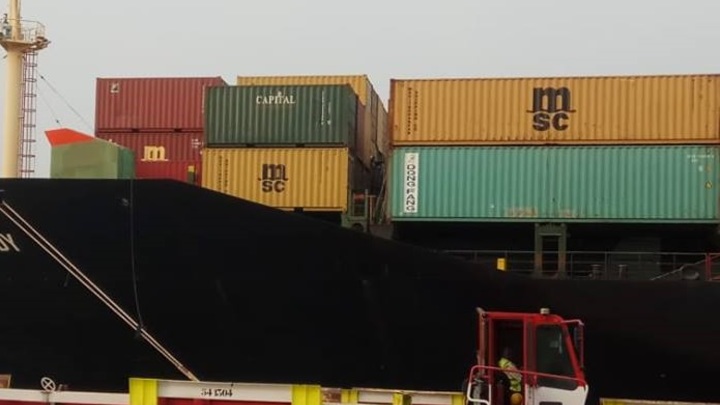 Судно с горящими авто дрейфует в Северном море. Экипаж спрыгнул в воду, чтобы выжить