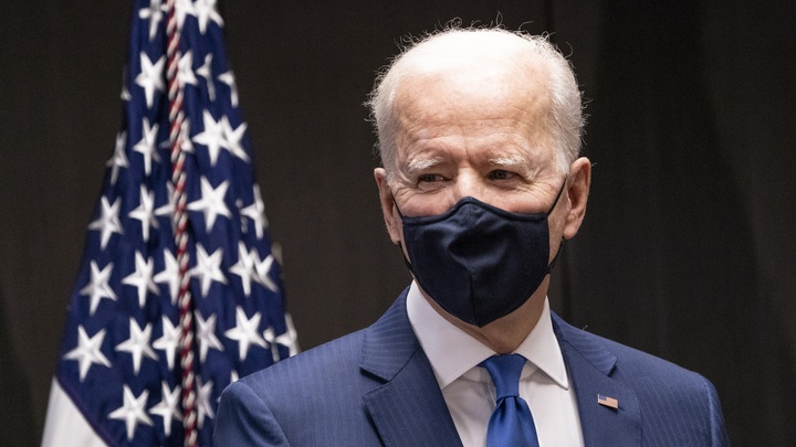 Конфуз в прямом эфире: Байден забыл, как зовут стоящего рядом с ним главу Пентагона