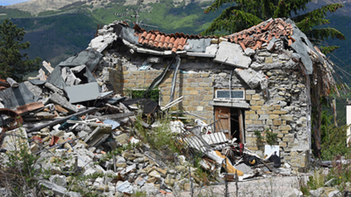 Число жертв землетрясения на Гаити выросло почти в 8 раз. Погибших сотни