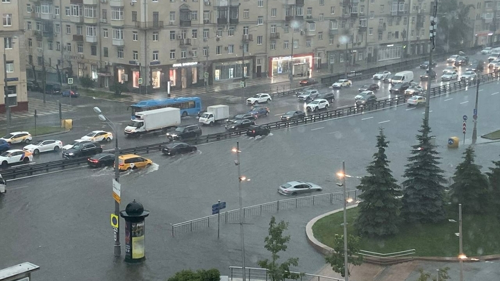 Закрывают веранды, убирают зонты: Москва экстренно пожелтела