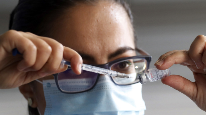 Врачи дают совет на ушко, чем прививаться от ковида: Ни эффекта, ни побочек. Это ошибка