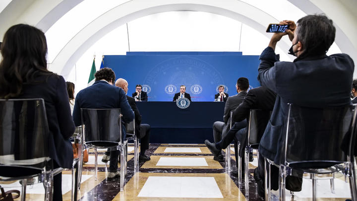 Итальянский министр плачет, думая о Путине. Так и сказал