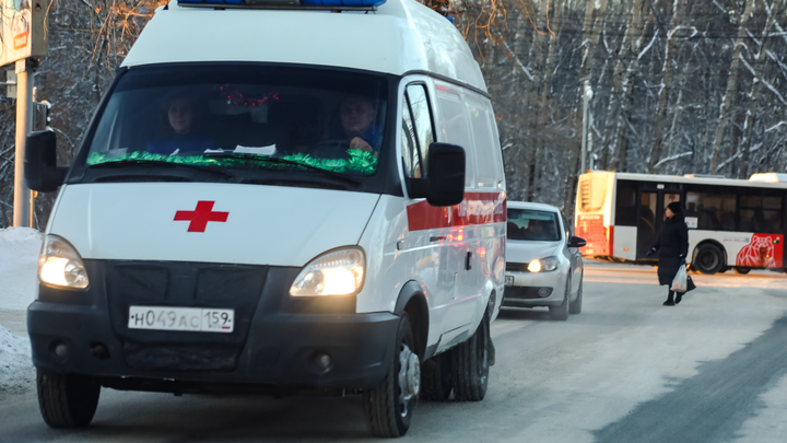 В Новосибирске водитель сбил задним ходом пожилую женщину у подъезда. Она лишилась ноги