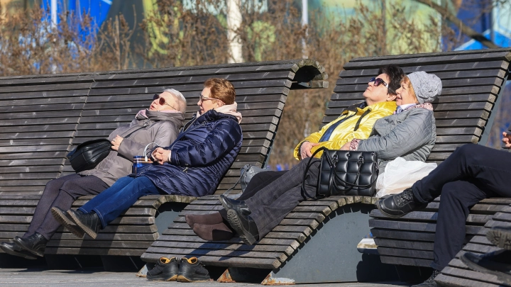 В апреле пенсионеры получат сразу две выплаты. Вторая будет в три раза больше первой. Но есть условия