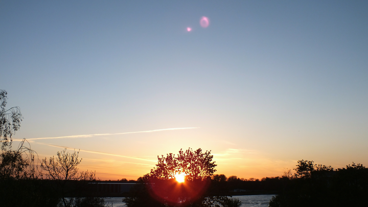 Пилоты Superjet-100 доложили об НЛО под Москвой: Заслуженный лётчик подтверждает - такое бывает