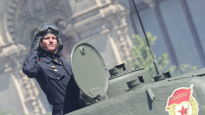 Лучше валить памятники, чем праздновать победу? Французы пристыдили критиков парада в Москве