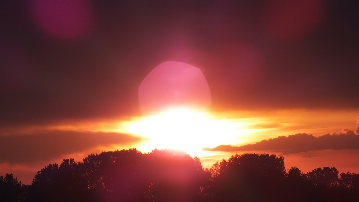 Вспышки на Солнце грозят человечеству повреждением ДНК