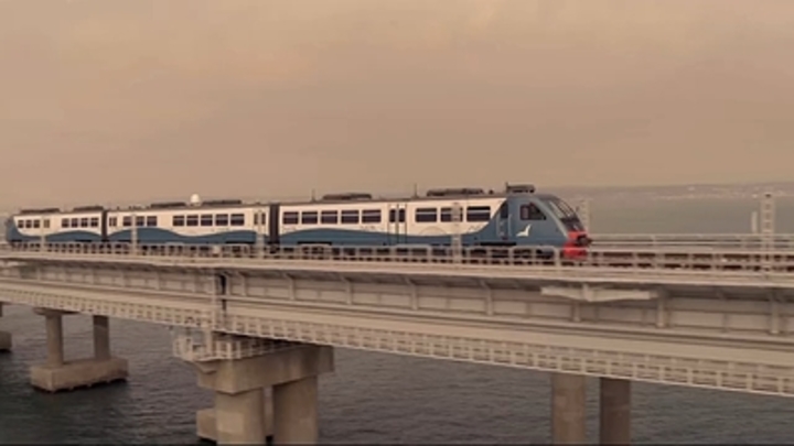 Показушники чертовы: Инцидент с пассажиром идущего через Крымский мост поезда взбесил народ