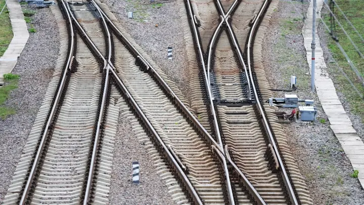 СК расследует гибель двух людей на железнодорожных путях в Подмосковье
