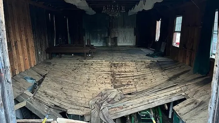 В США невеста решила сыграть свадьбу в хижине: пол не выдержал и провалился